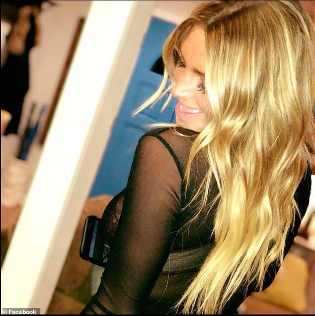 72岁摔角传奇外出，和第五任妻分居1个月，就有28岁美女温柔照顾