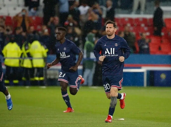 巅峰时期的梅西vs巅峰时期的c罗,假如梅西c罗加入国足