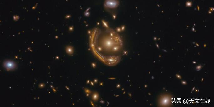 散发耀眼光芒，环绕远古星系，至今为止最完整的爱因斯坦环