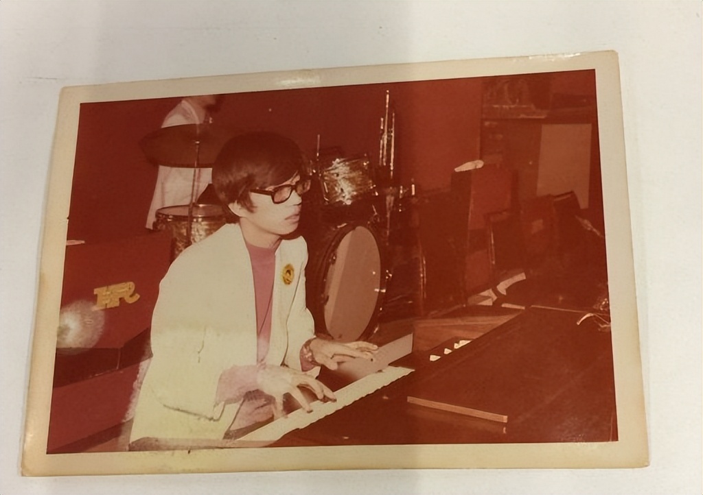 萧敬腾50岁准老婆背景超狂，双硕士星二代，被老萧2000万钻戒套牢