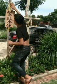 男子为庆祝好基友退伍穿女装迎接,男子庆祝哥们退役