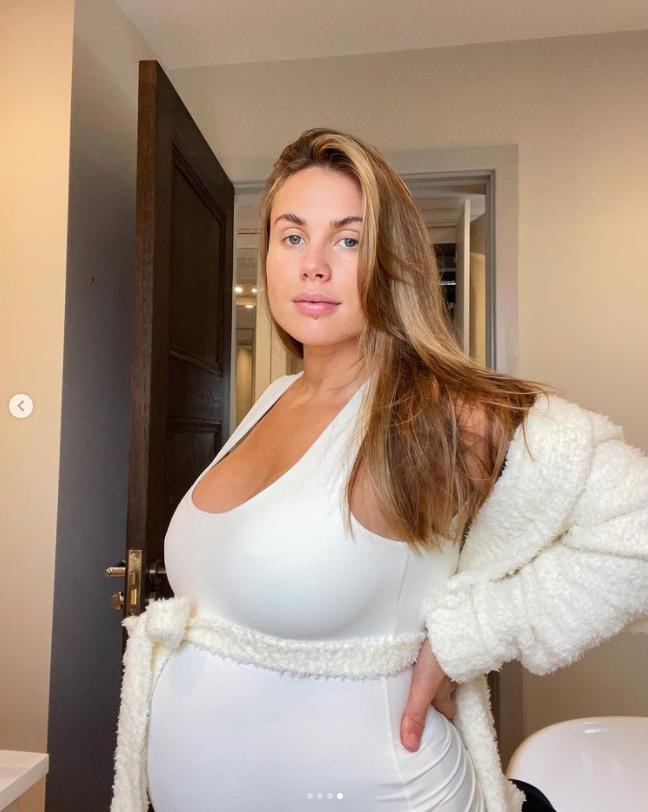 镇队之宝！红魔中卫爱妻泳装照，网友：这是曼联目前唯一的好东西