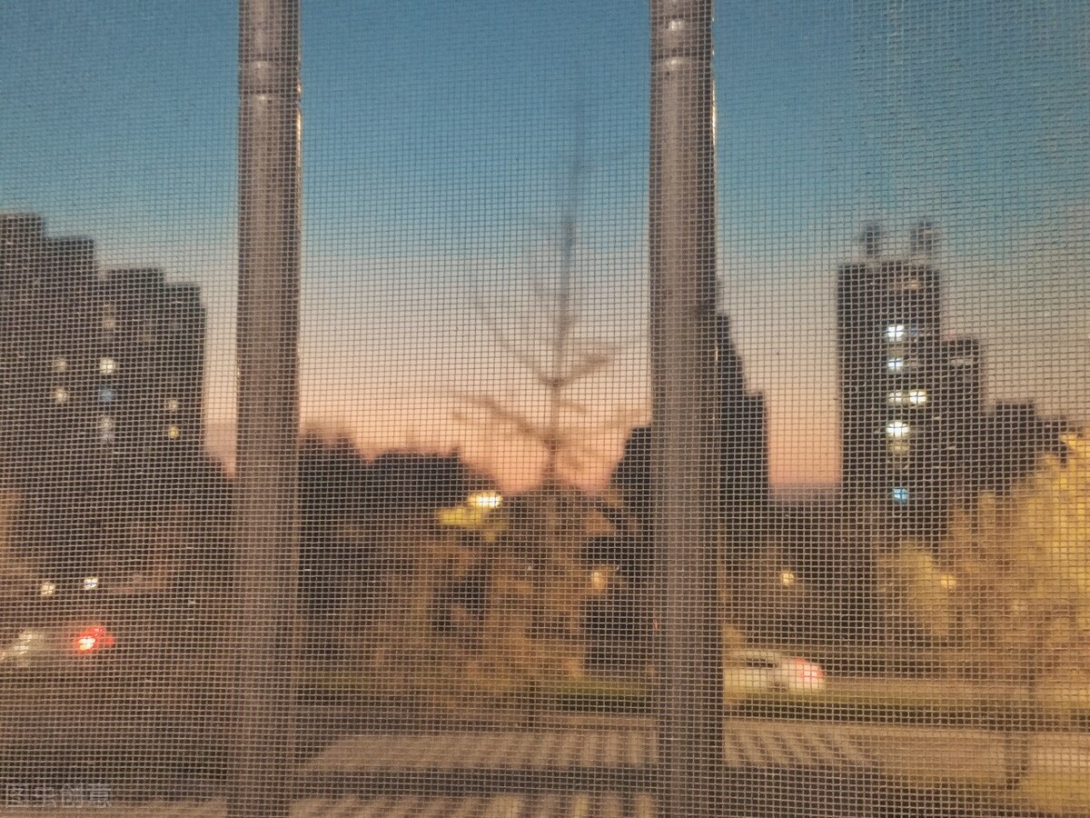 清洗纱窗不用拆简单一招清理干净,原来清洗纱窗这么简单