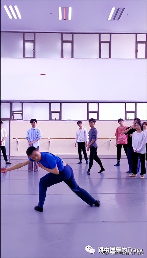 一个元素编舞,一个元素三个动作