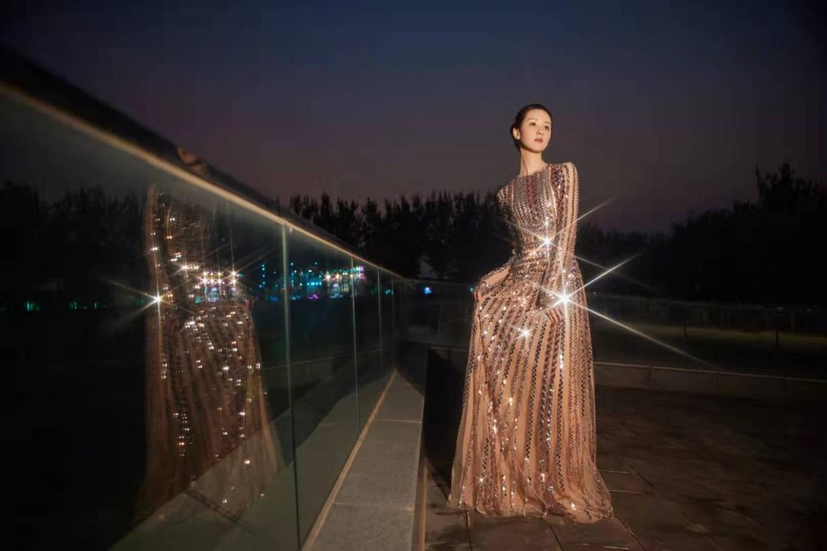 陈都灵露腰黑裙造型好美,陈都灵轻熟风造型