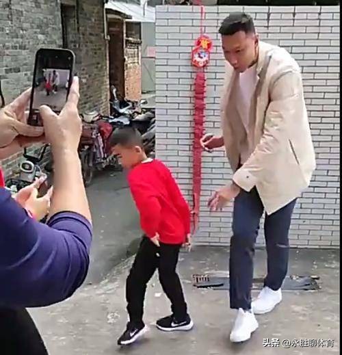 易建联带老婆回老家,易建联带妻儿回鹤山