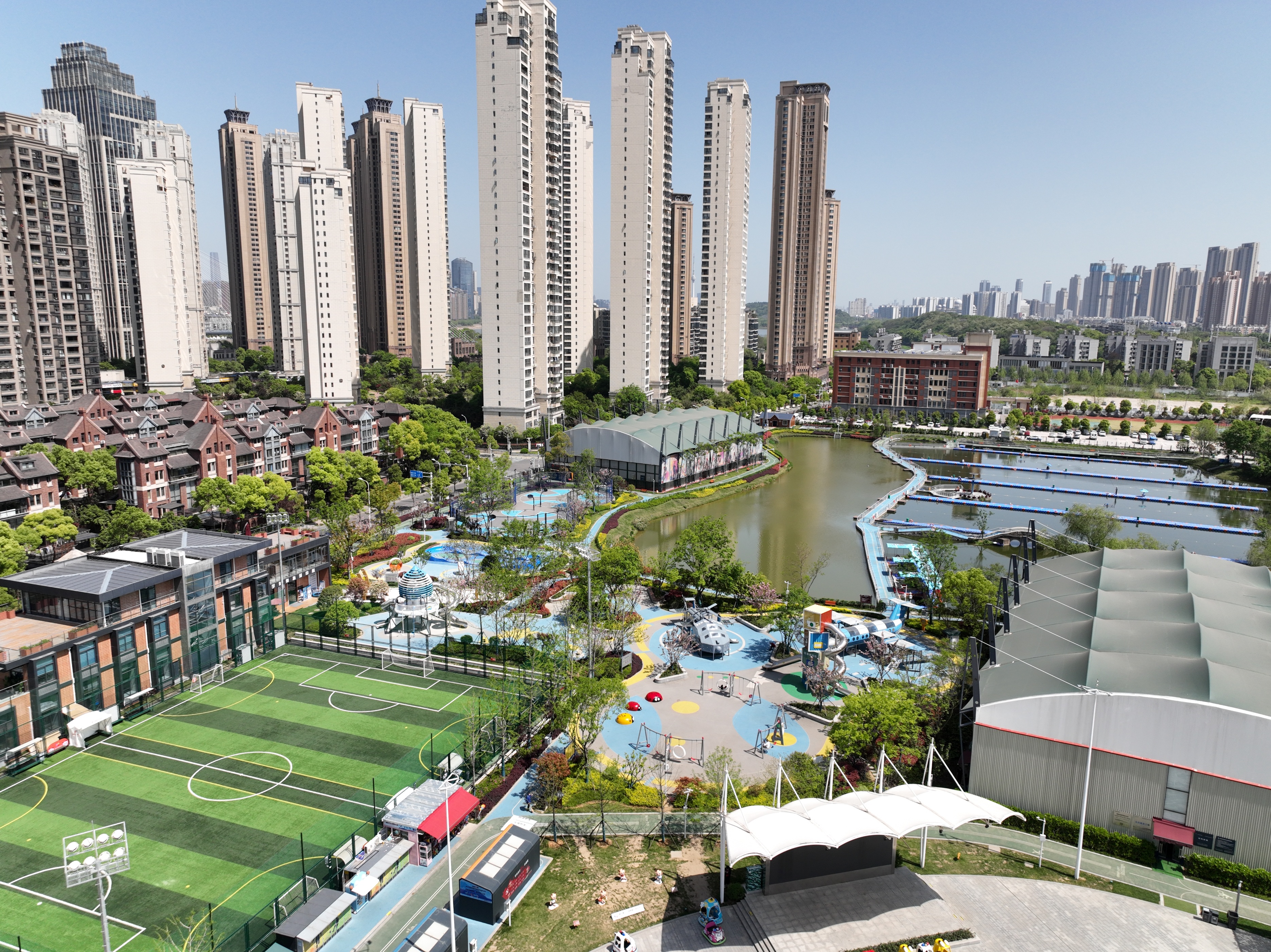 坚持城市管理提升城市市容,坚持精致城市建设理念