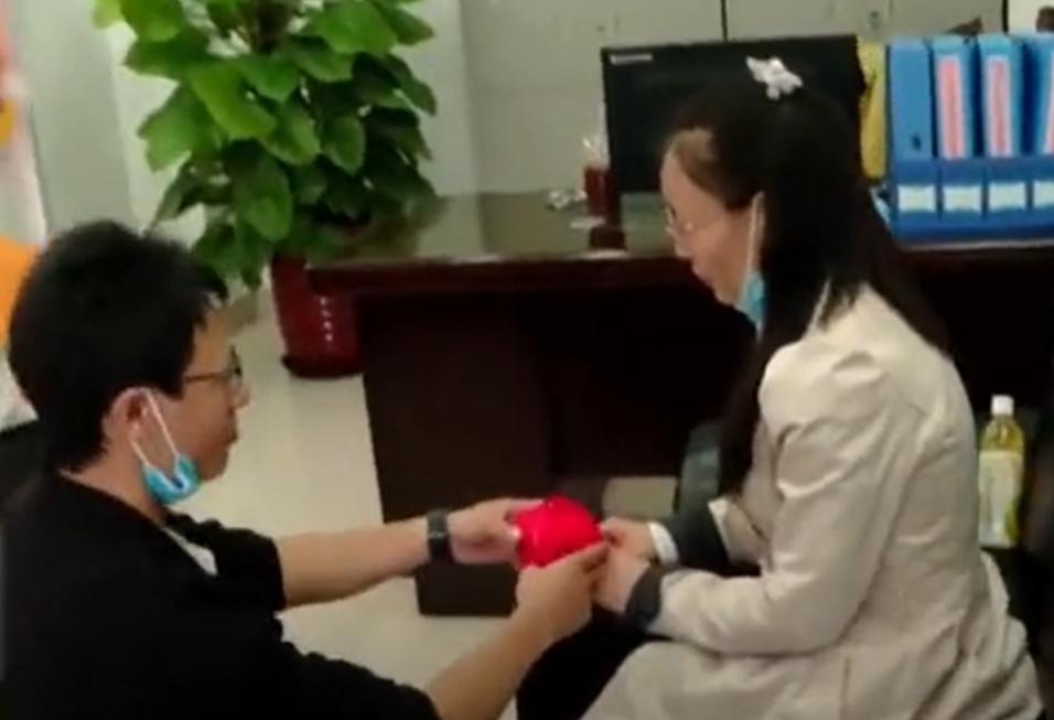 丈夫办公室恋情曝光,老公出轨女子办公室恋情曝光