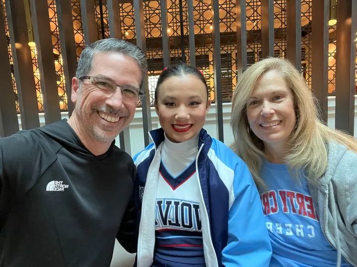 田纳西上千人送行,美国小镇千人送别湖北女孩