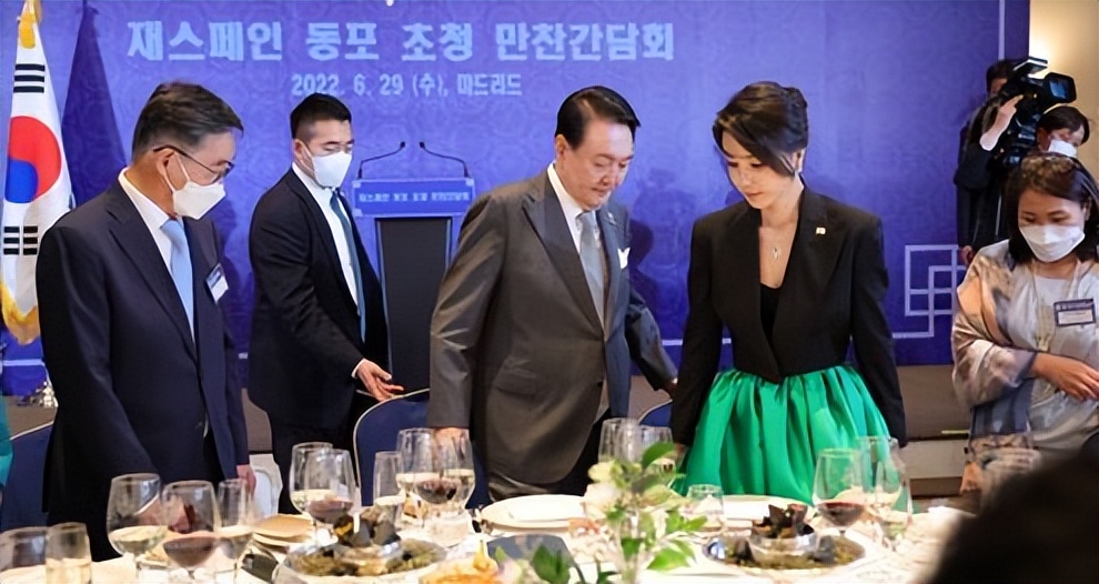 站在太太团角落的韩国夫人成小透明？换成绿裙风光了，女主脸太美