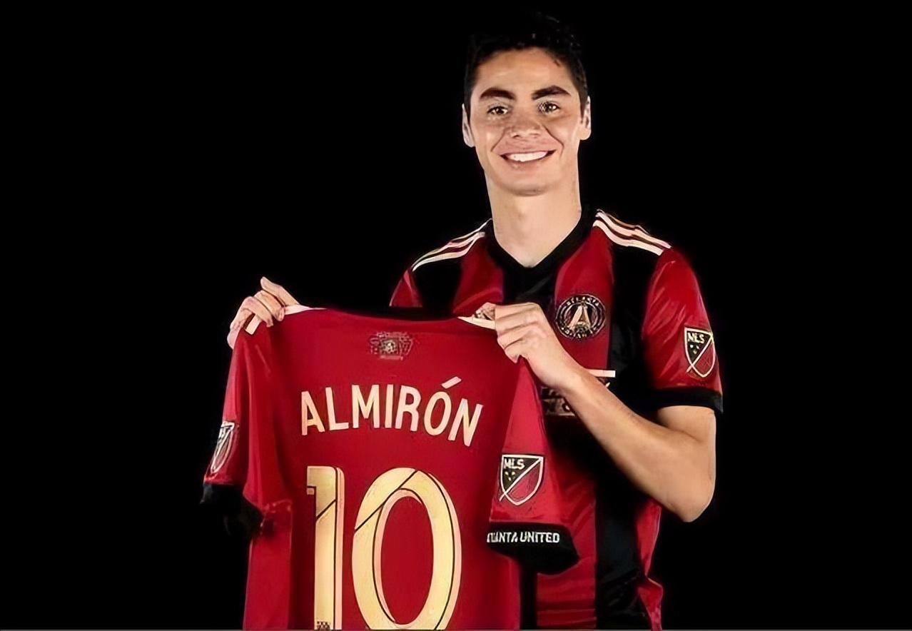 圣詹姆斯公园的右翼天使，用“桔光”照亮着喜鹊前进的方向