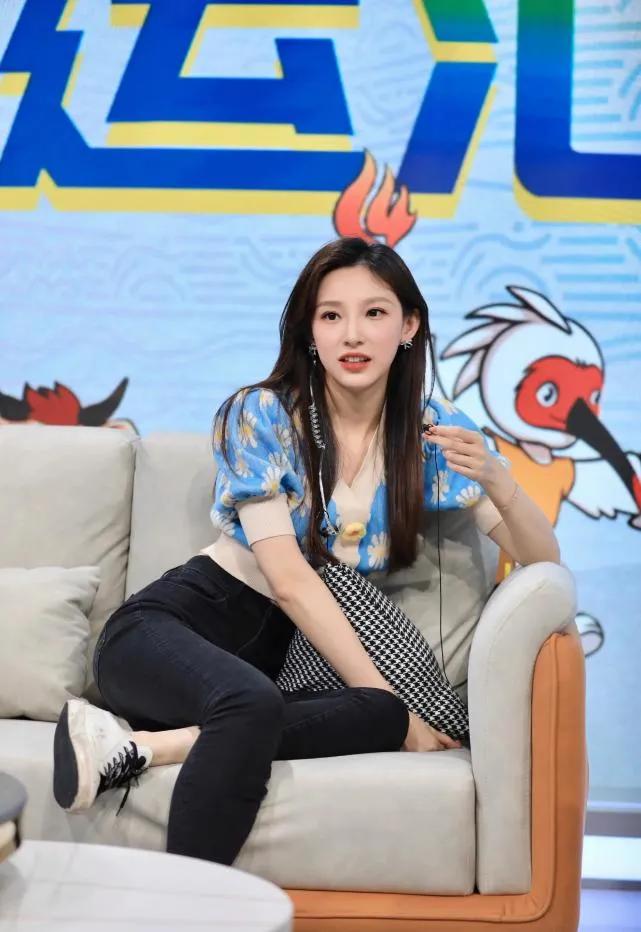 春晚主持人马凡舒和龙洋谁大气,春晚女主持人马凡舒开场合集