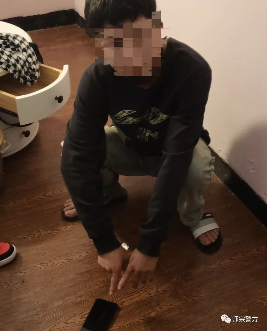 师宗一嫌疑人帮助朋友发送彩信，竟然涉嫌违法犯罪