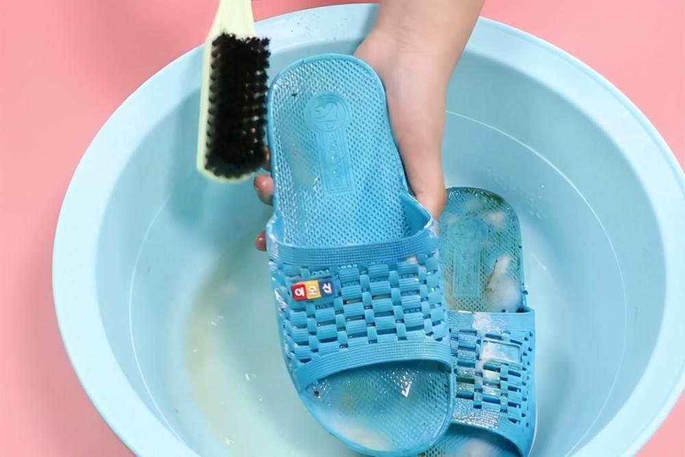 不管拖鞋多脏，教你“土方法”，拖鞋立马变干净