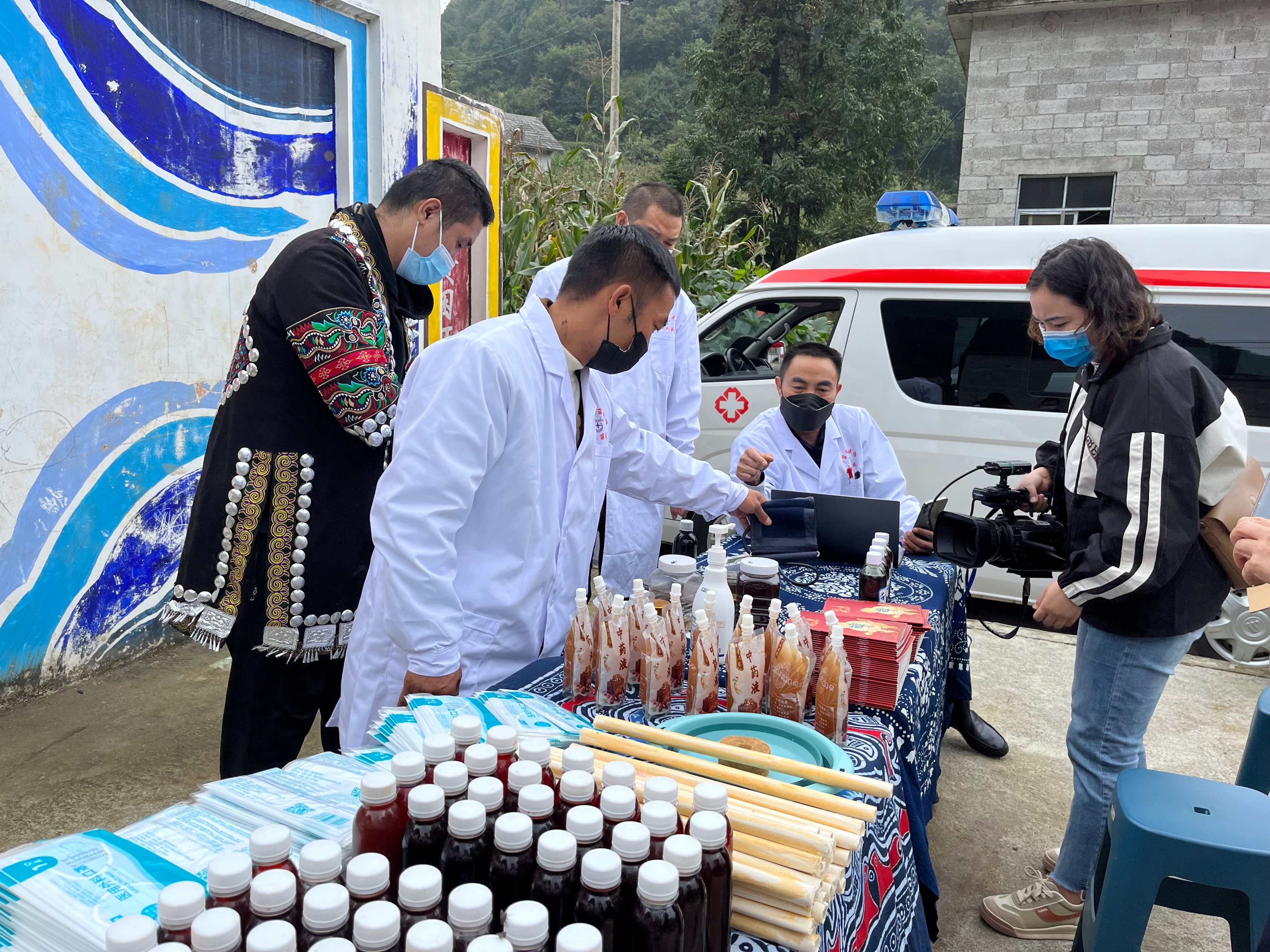 苗医药文化进乡村把健康送到家门口六盘水市苗学会在到钟山区保华镇海螺村开展苗医苗药义诊活动