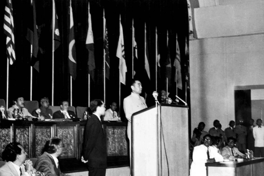 1955年，万隆会议给周总理献花的男孩是谁？后来帮了中国大忙