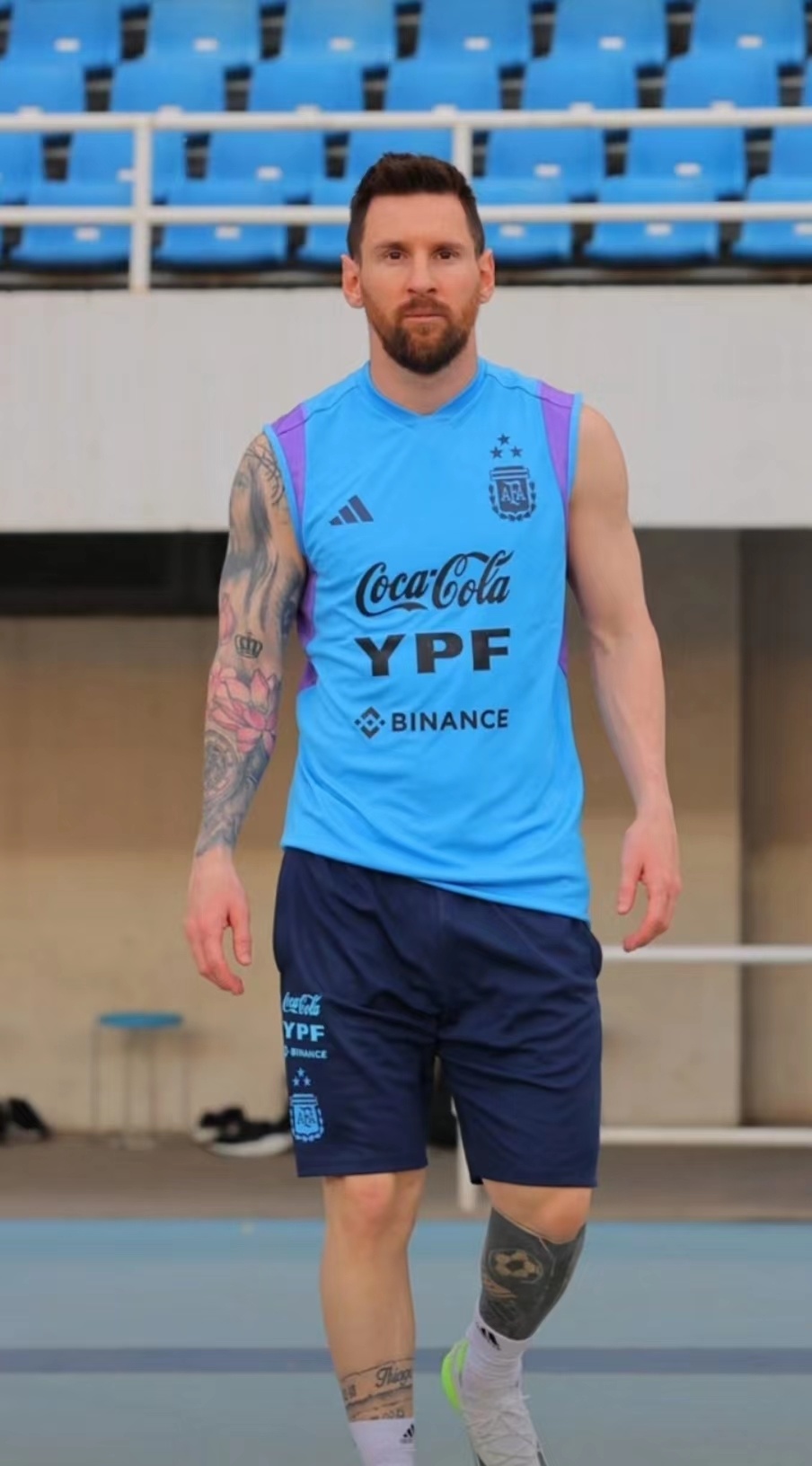 梅西首次到巴萨颠球,梅西开场任意球