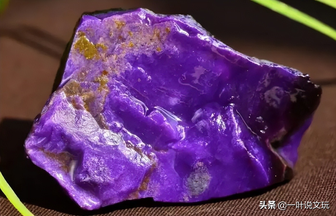 河边捡到黄色石头是什么石,山上捡到的乳白石是什么石