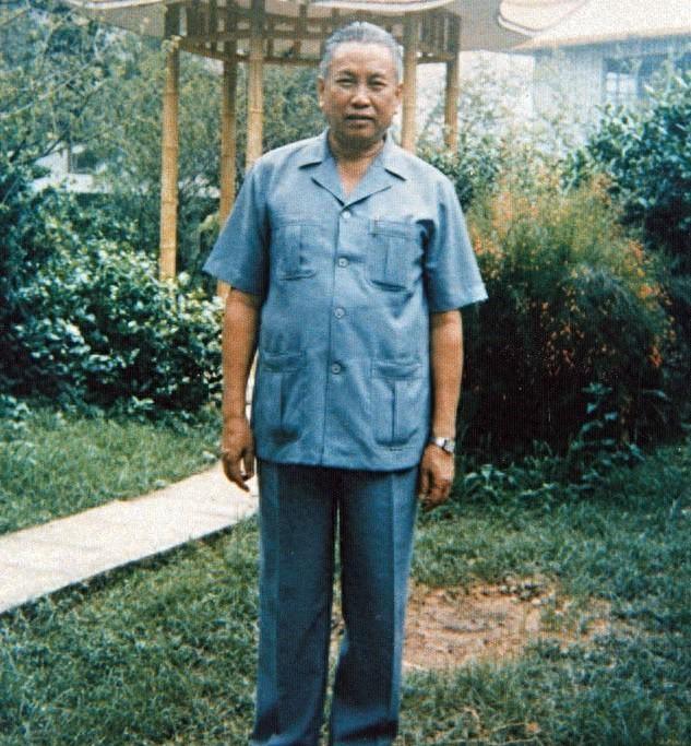 波尔布特日常照片,波尔布特穿的衣服