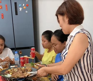 东*姑北**娘国外旅游，小7岁导游对她念念不忘，两人结婚5年后怎么样