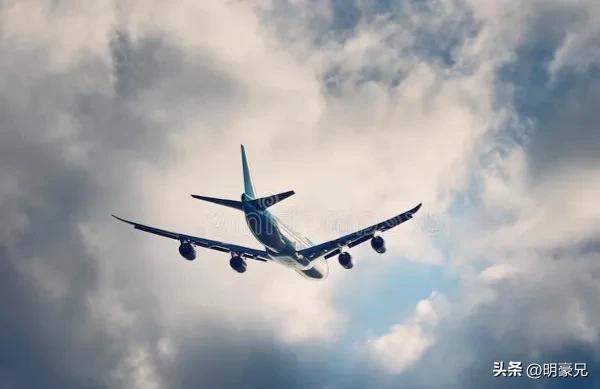 那年和女同事坐飞机，遭遇雷电惊魂，却意外牵手情缘