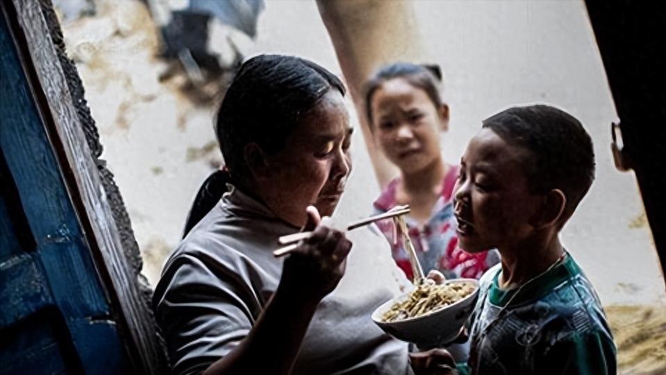 公公耐不住寂寞，儿媳妇知道后主动帮忙，最后被抓！