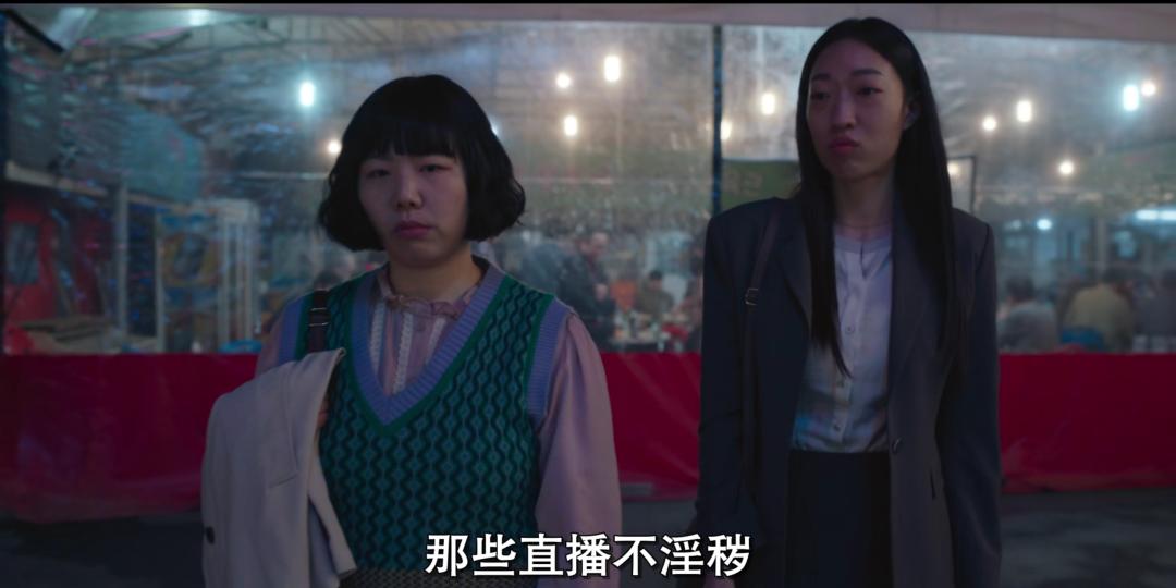 肉弹舞者摇曳全场，躺酒杯里湿身诱惑，疯马秀“尺度”不止于此