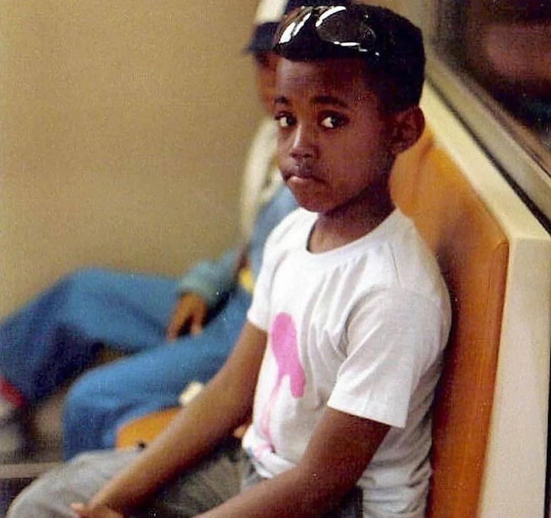 老照片里的汉奸,两个女汉奸与日寇合影