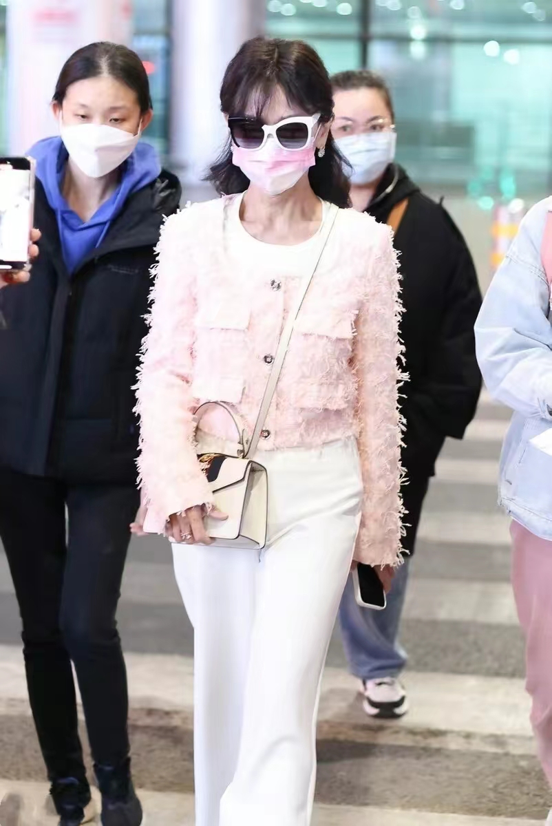 赵雅芝最好看的阔腿裤,赵雅芝秋冬季大红外套搭配图片