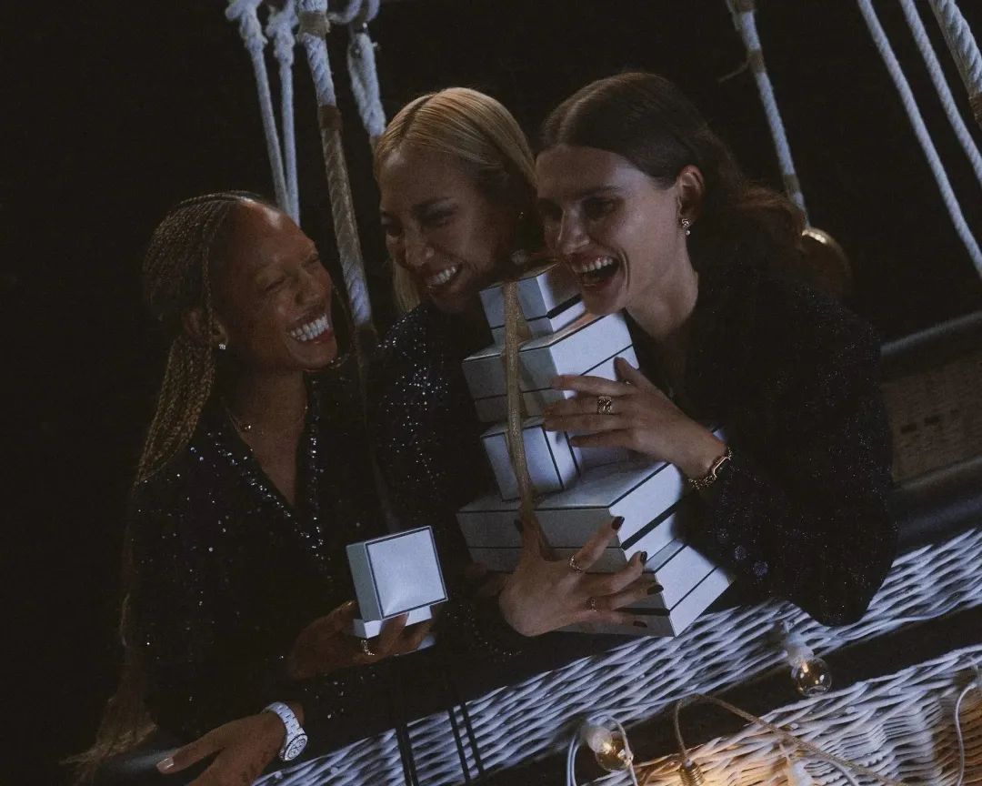 爱时髦的心情，从假日派对的配饰开始复活