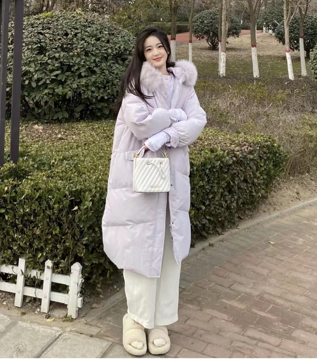 冬季穿什么颜色的羽绒服最百搭,流行的冬季羽绒服颜色搭配