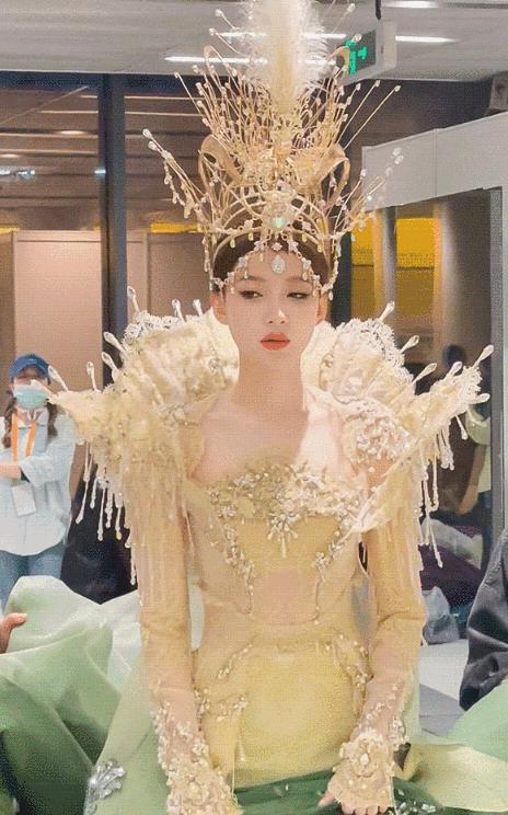 赵露思穿上廉价中国风礼服，俗成了18线网红