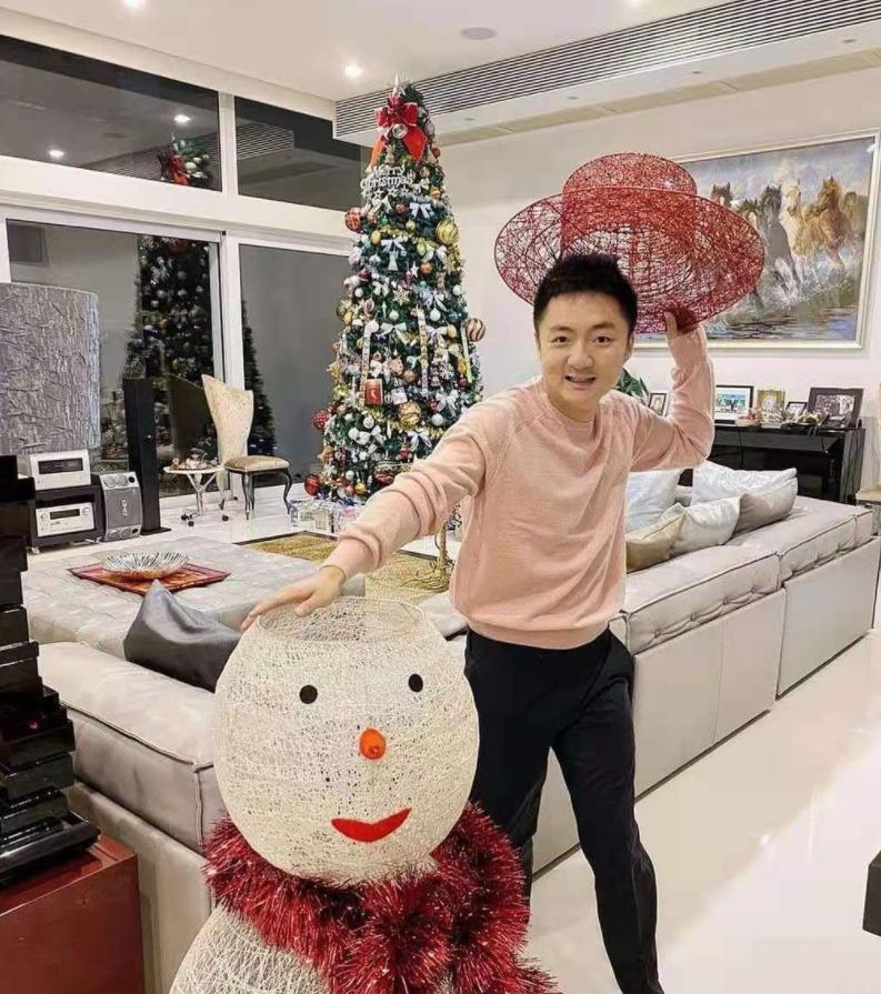 “香港富三代”钟培生，家住20亿豪宅，却直言：希望爱情不含物质