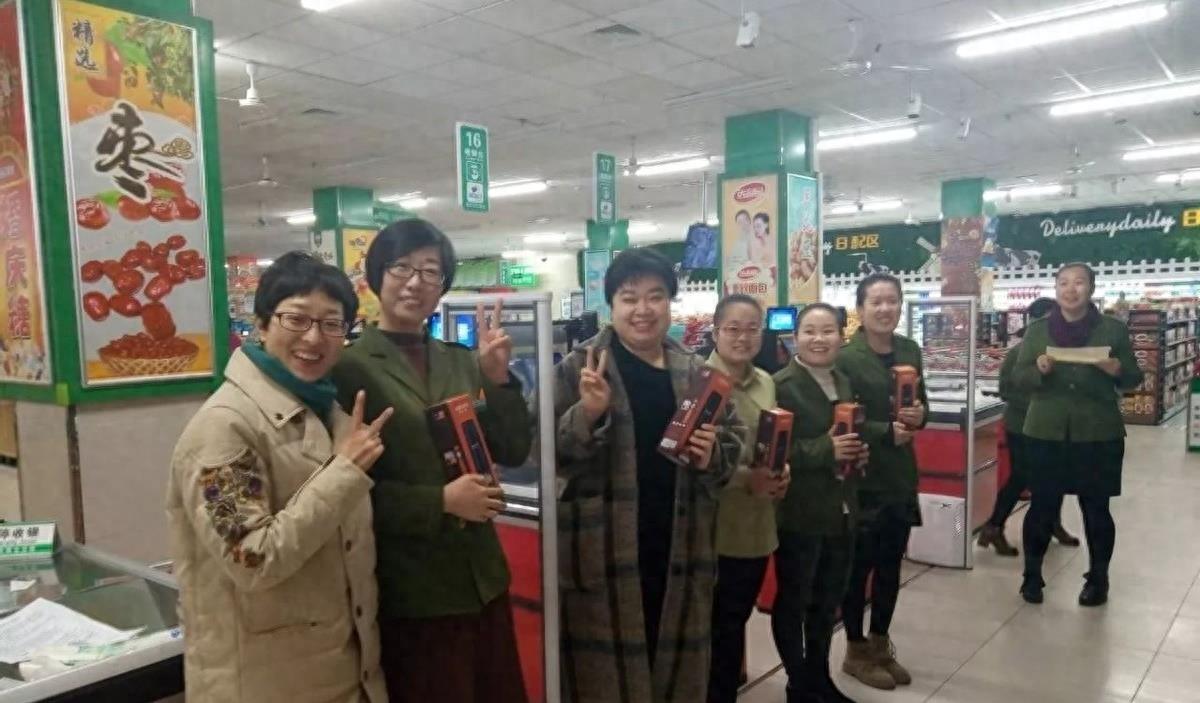 干尽傻事，却年入200亿！河北最“变态”超市，胖东来都服气