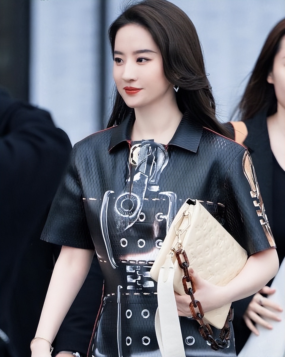 刘亦菲从法国回来了吗,刘亦菲巴黎素颜被偶遇同款上衣