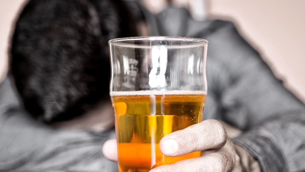 男子喝醉酒意外摔死,醉酒男子意外摔死后续