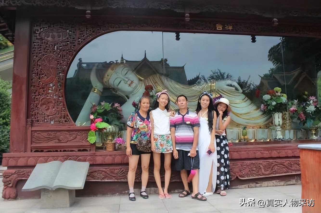 我,离异后摆地摊还债,意外被小15岁小伙追求,开启人生第二春