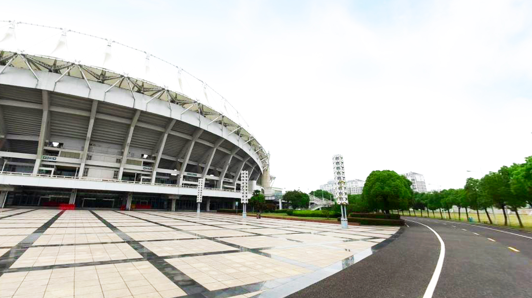 随拍武汉城区一座大型体育馆：有双地铁站经过，一砖一瓦都是焦点