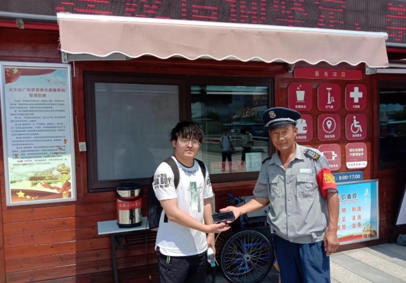 *安泰**：城市广场全员志愿服务“动起来”展“红色广场”良好形象