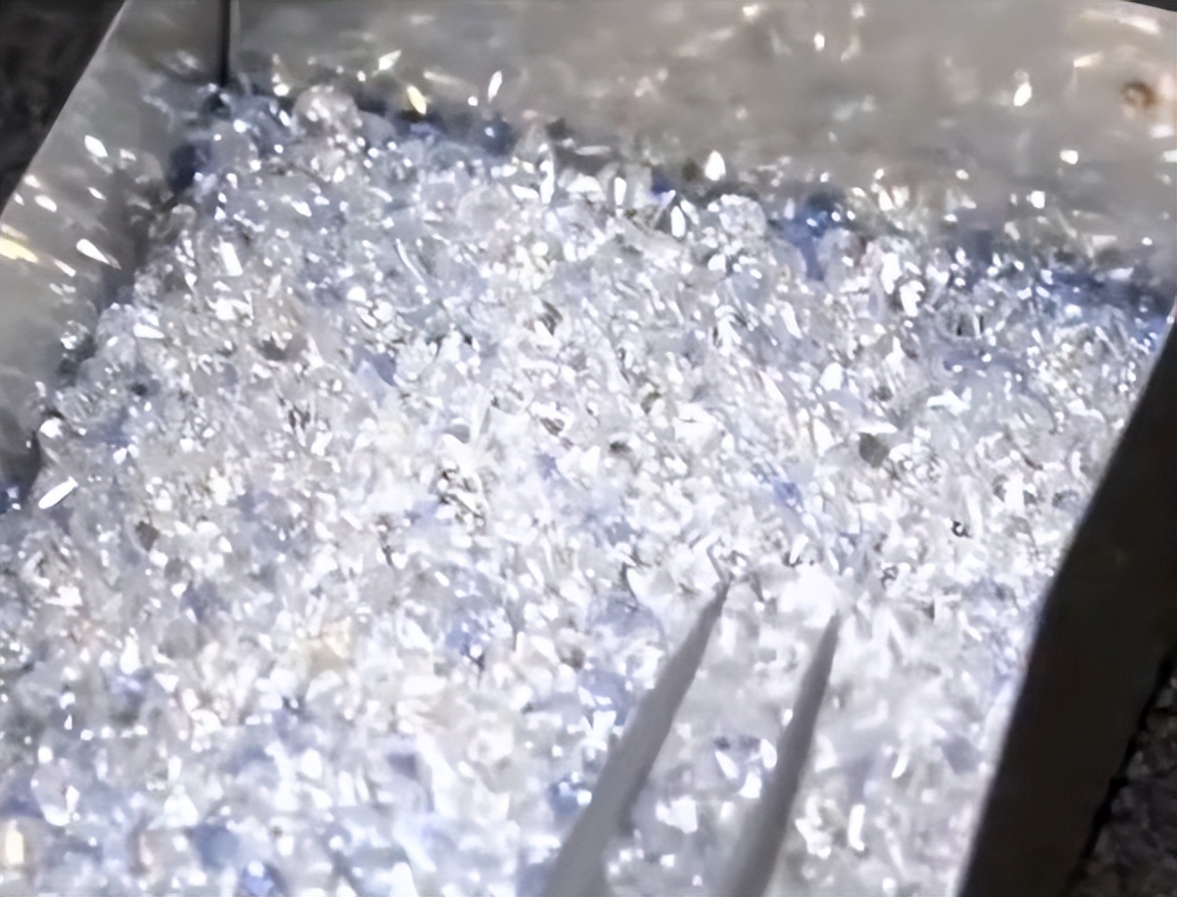 国际钻石协会公布一颗重达111.11克的黑钻石！却被拍出这样的天价