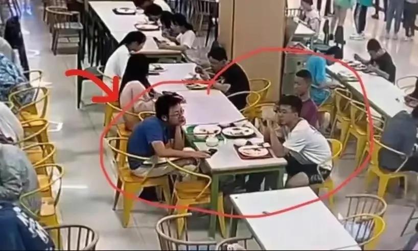 三大质疑戳中要害！天大扣饭女大学生罪有应得，她早已忍受不了！