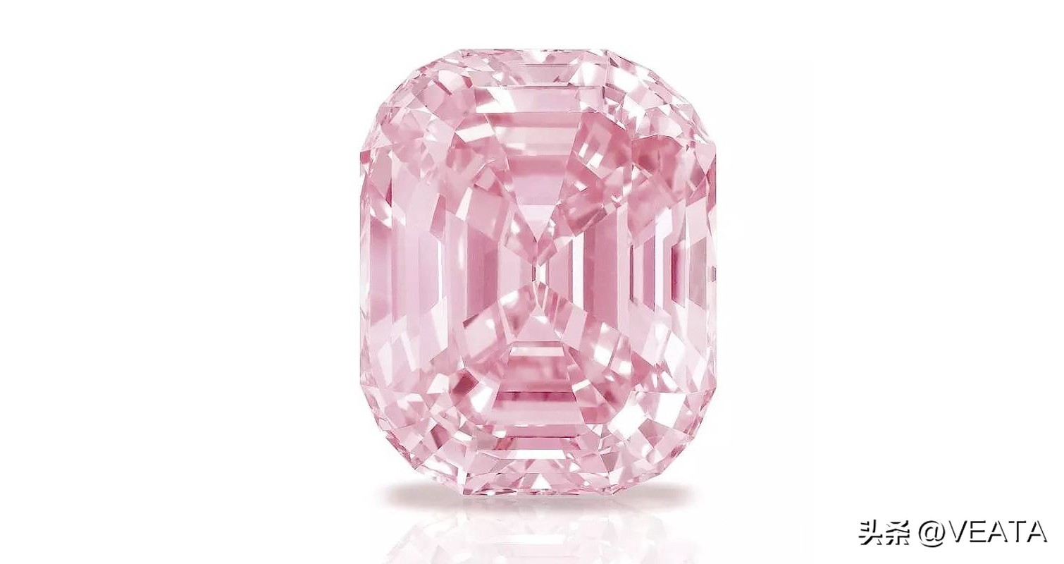 她藏了300种首饰，花千万美元逛街，地毯都镶满钻石