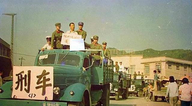 男子大白天公然伸手摸孕妇*体下**，要是在83年严打他会被怎么处理？