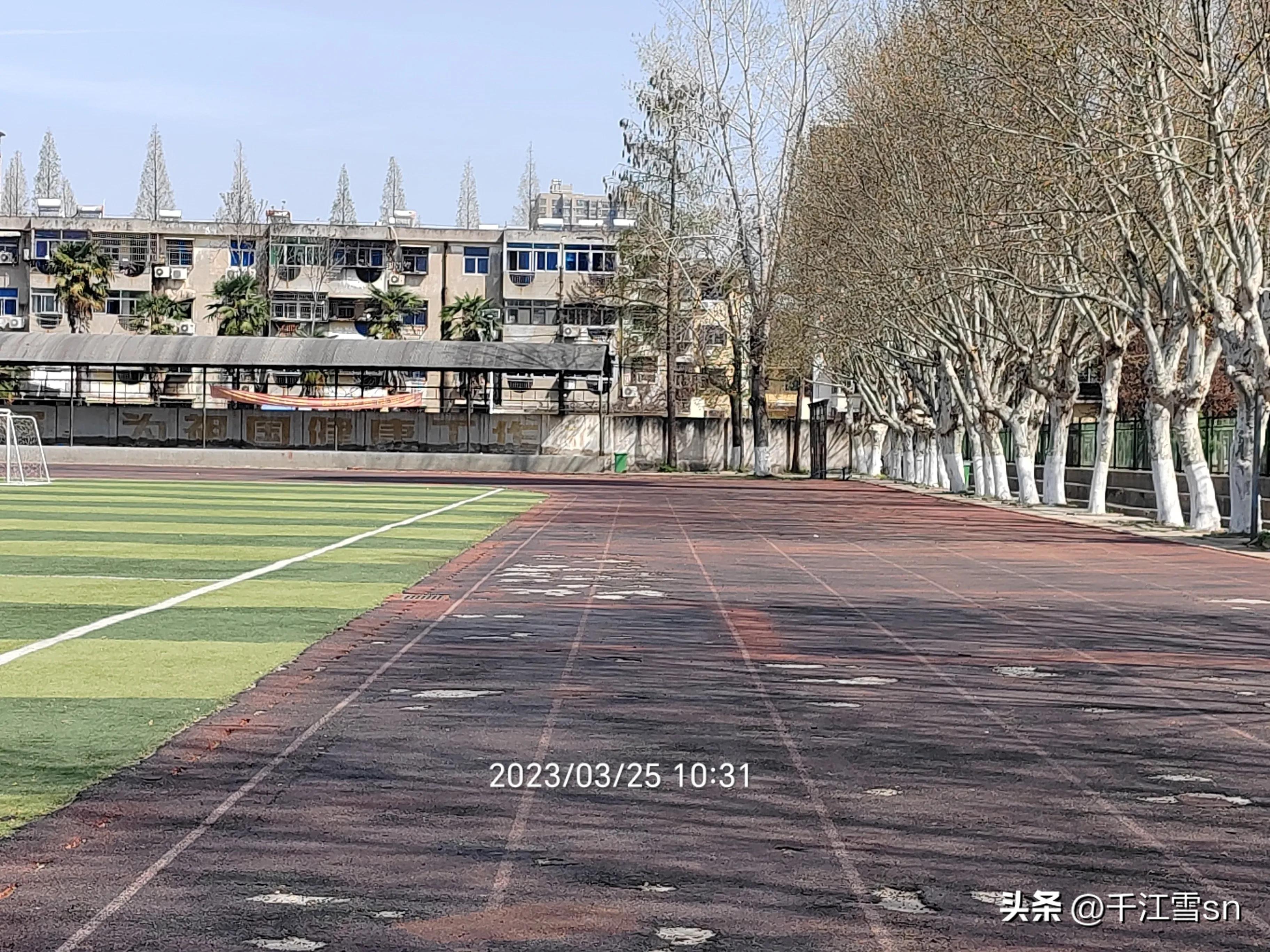 寂寞的跑道,孤独的操场