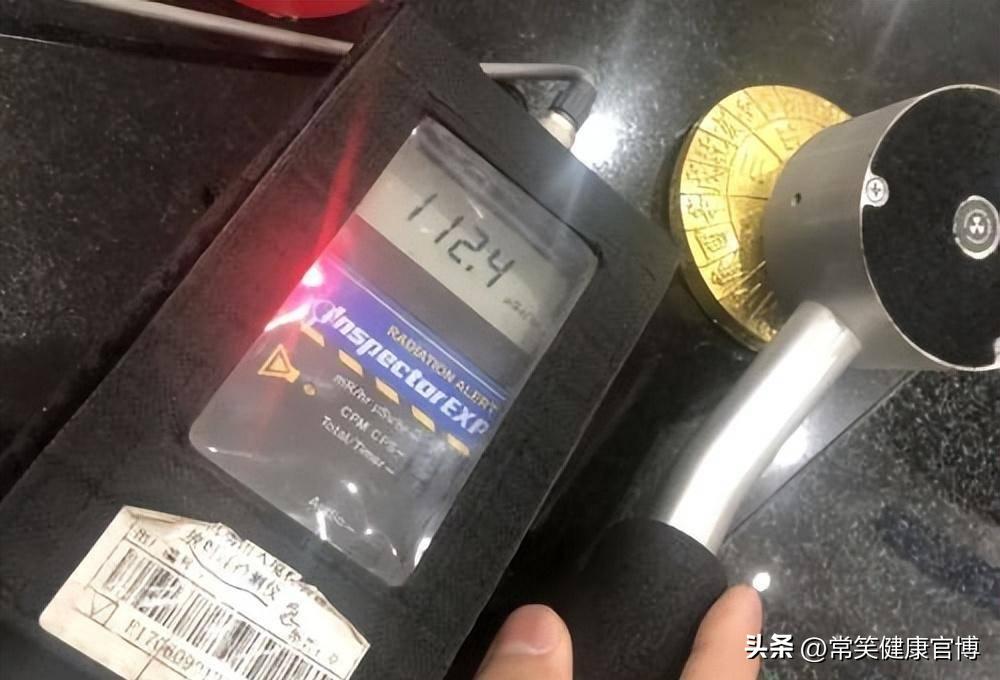 他们从你口袋里掏空全家的钱，把致癌辐射物卖给你，还说是养生