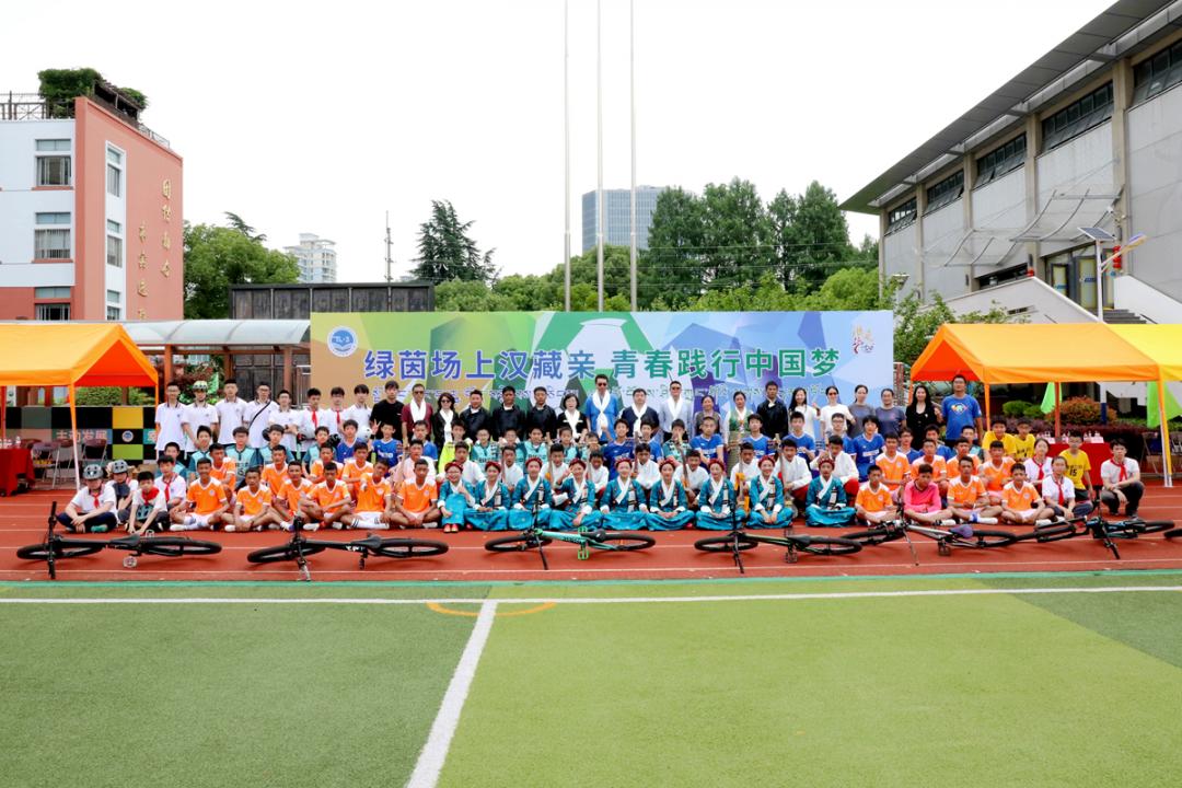 在足球场上努力拼搏,在足球场上驰骋