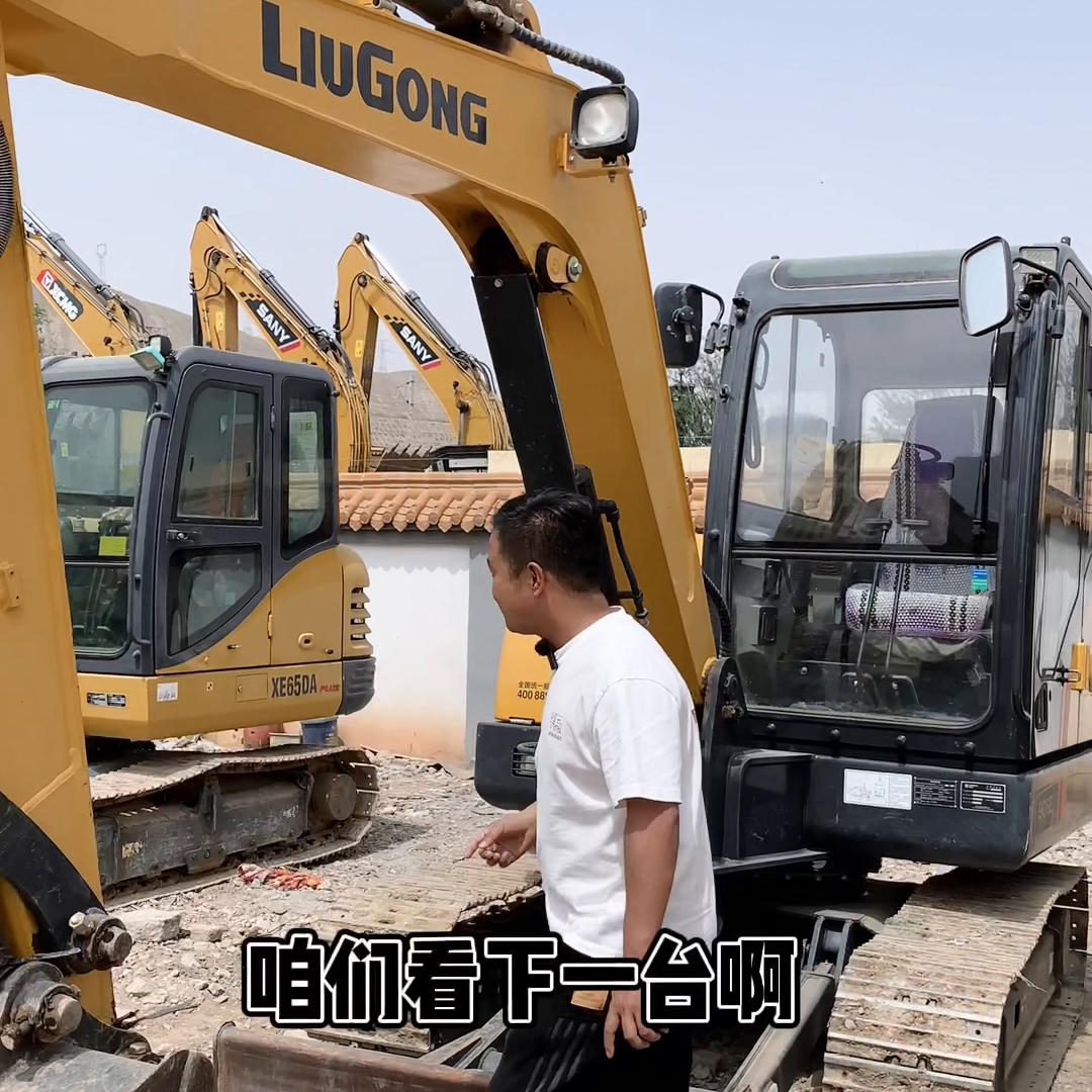 兄弟们，你们觉得咱家这次买的这批小挖机车况怎么样，你喜...
