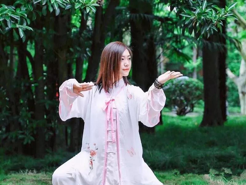 太极云手的正确练法背面,太极云手的正确练法八段锦