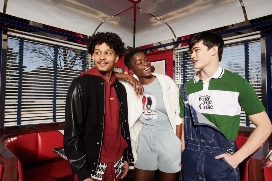 2022.08.17快报|Skechers加速布局中国市场；维密启动捐赠内衣计划；女鞋“第一股”星期六鞋业再次挂牌转让