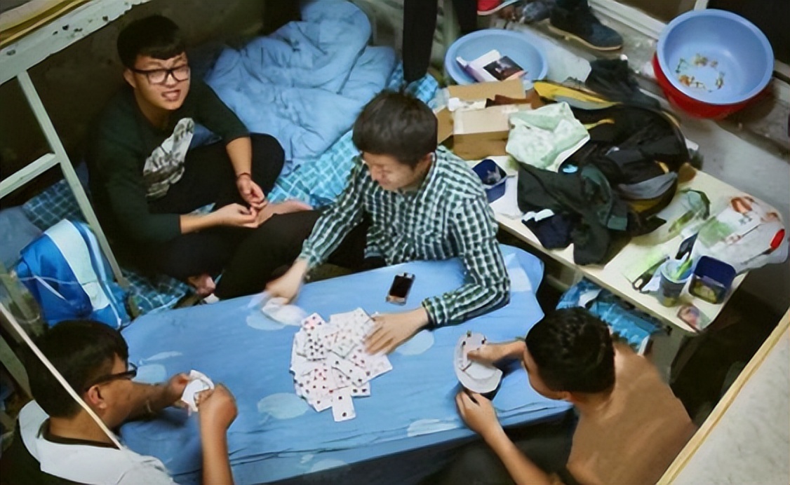 高中到底住校还是走读好,高中走读和住校的差距